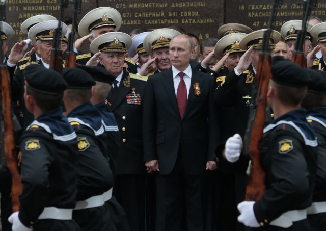 Τη στρατιωτική της δύναμη στην Κριμαία ετοιμάζεται να ενισχύσει η Ρωσία